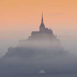 Mont-Saint-Michel-Alba con nebbia