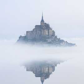 Mont-Saint-Michel-Alba con nebbia